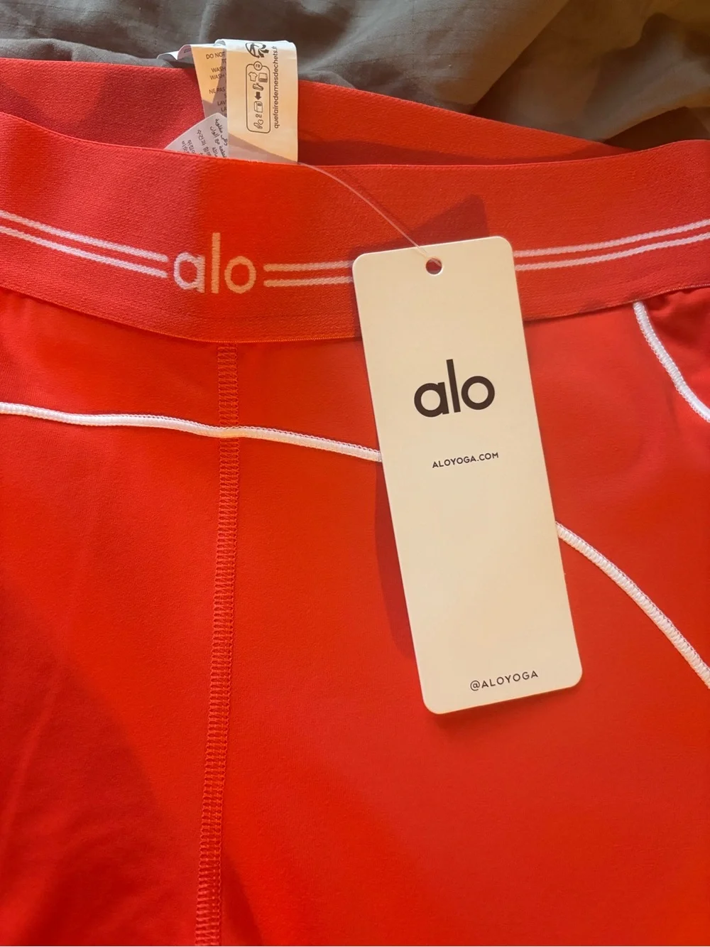 ALO Yoga Red Airbrush Leggings with White Piping size Medium BRAND NEW WITH TAGS